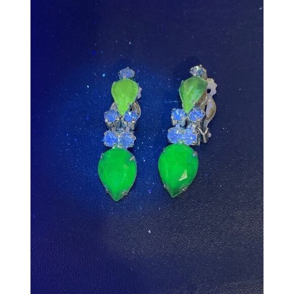 Vintage Glows Green Blue Rhinestone Faux Sapphire Blue Clip On Earrings - Picture 3 of 6